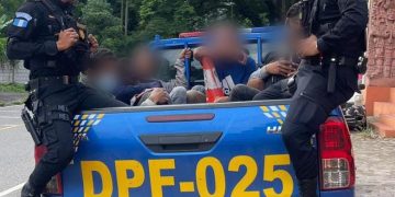 Personas de distintas nacionalidades trasladadas a Migración