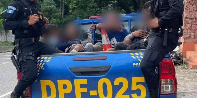 Personas de distintas nacionalidades trasladadas a Migración