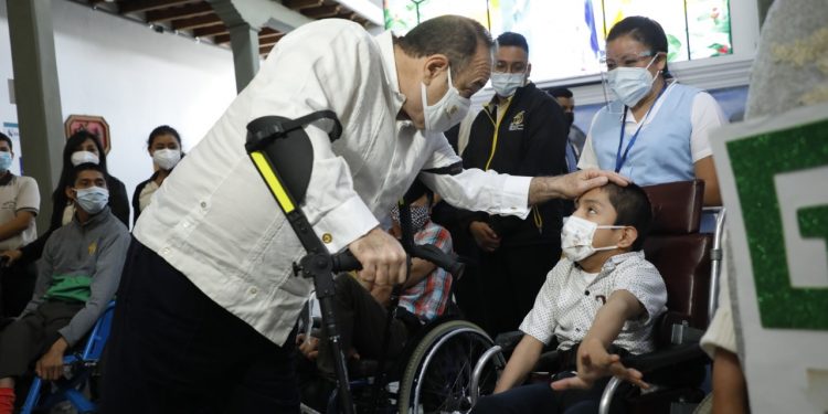 Presidente conoce atención en Obras Sociales del Santo Hermano Pedro