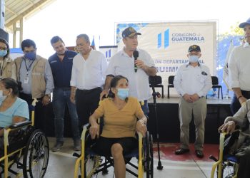 Presidente Giammattei entrega sillas de ruedas para adultos mayores en Chiquimula