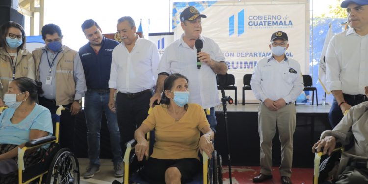 Presidente Giammattei entrega sillas de ruedas para adultos mayores en Chiquimula