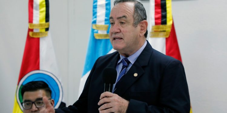 Presidente llama a trabajar juntos en el desarrollo del país.