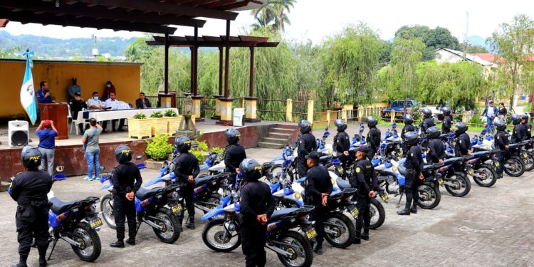 Entregan 30 motocicletas a agentes policiales de Alta Verapaz