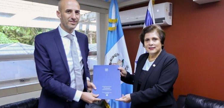 Embajador designado de Israel presenta copias de estilo en Guatemala