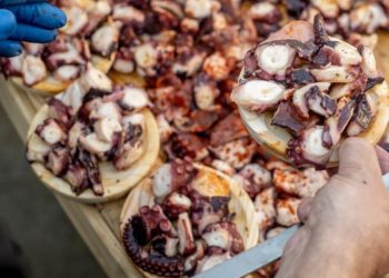 O Carballiño (Ourense) bate su propio récord de tapa gigante de pulpo.