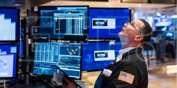 Wall Street cierra una semana mixta, con la vista en el empleo y la Fed