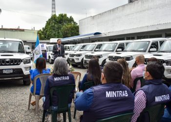 El Ministro de Trabajo, Rafael Rodríguez, en entrega de vehículos.