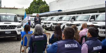 El Ministro de Trabajo, Rafael Rodríguez, en entrega de vehículos.