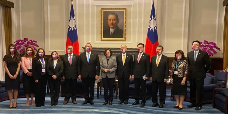 El canciller Mario Búcaro se reunió este martes en Taipéi con la presidenta de ese país, Tsai Ing-wen.