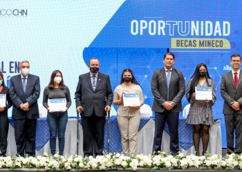 El presidente Alejandro Giammattei entrega las primeras becas de atencion integral de enfermería.