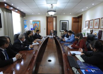 El presidente Alejandro Giammattei se reunió con autoridades del Ministerio de Economía.