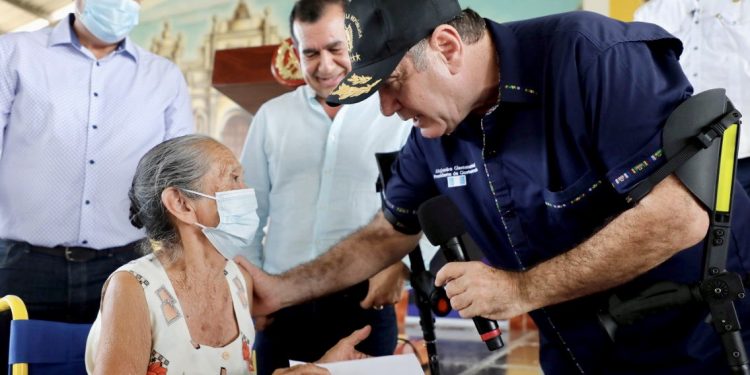 El presidente entrega la notificacion a una nueva beneficiaria del PAM en Zacapa.