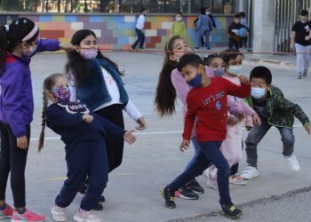 Perú elimina la obligatoriedad de mascarillas para niños en las escuelas