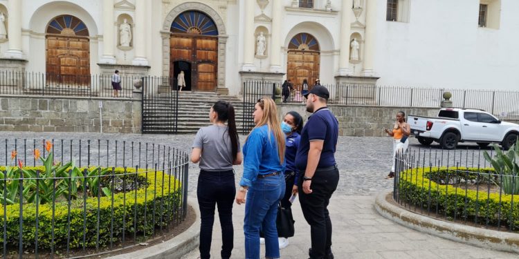 Turistas del vecino país disfrutan de sus fiestas agostinas en atractivos turísticos guatemaltecos.