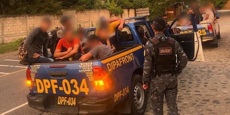 Remiten a Migración a grupo de venezolanos por ingreso irregular al país