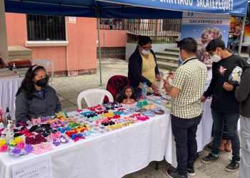 Emprendedoras de Santiago Sacatepéquez exponen y comercializan sus productos