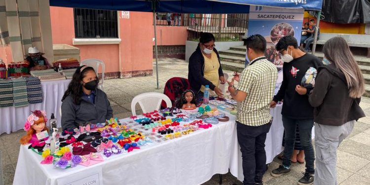 Emprendedoras de Santiago Sacatepéquez exponen y comercializan sus productos