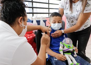 COVID-19: Jornada de vacunación beneficia a vecinos de La Terminal