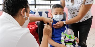 COVID-19: Jornada de vacunación beneficia a vecinos de La Terminal