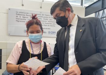 El Director General de Migración, Stuard Rodríguez fue el encargado de entregar los vales de transporte. /Foto: IGM