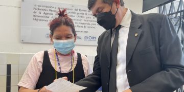 El Director General de Migración, Stuard Rodríguez fue el encargado de entregar los vales de transporte. /Foto: IGM