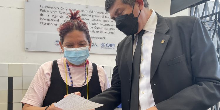 El Director General de Migración, Stuard Rodríguez fue el encargado de entregar los vales de transporte. /Foto: IGM