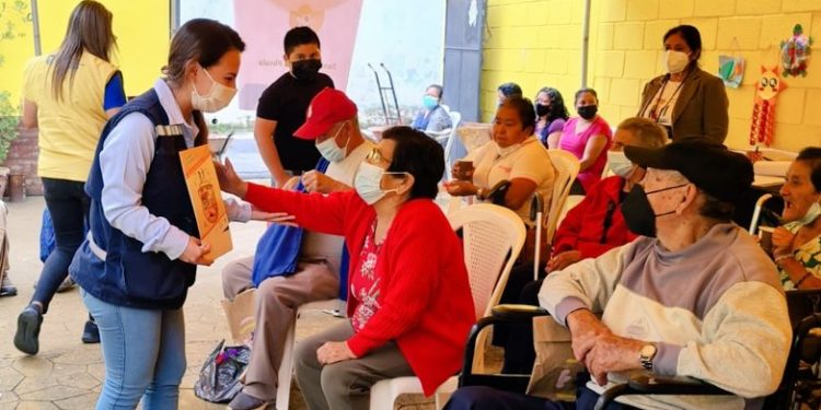 Beneficiarios de Mis Años Dorados participan en jornada de peso y talla