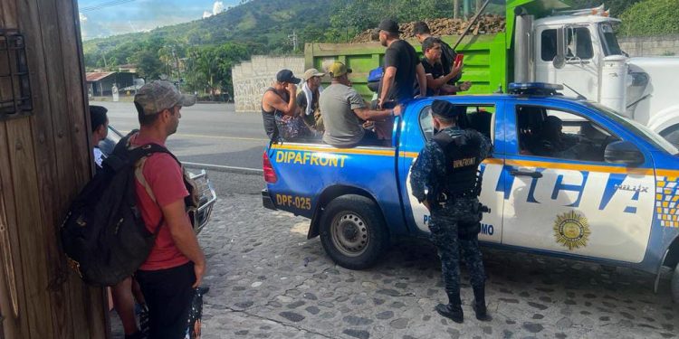 Remiten a Migración a 33 extranjeros