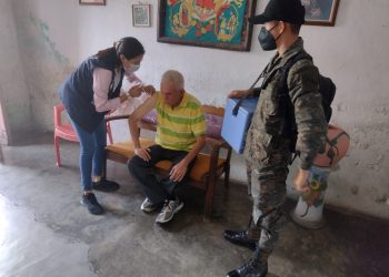 Instan a guatemaltecos a vacunarse contra el COVID-19