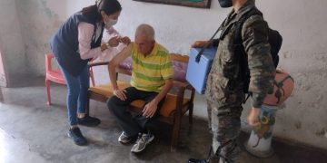 Instan a guatemaltecos a vacunarse contra el COVID-19