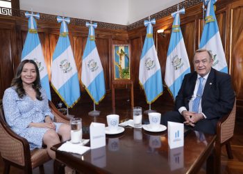 Presidente Giammattei resalta importancia de becas de estudio