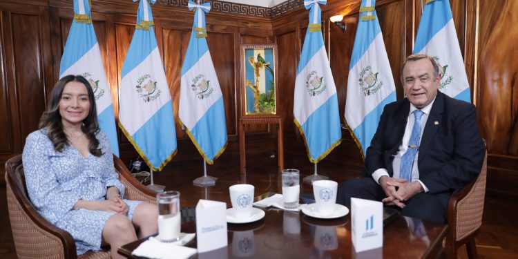 Presidente Giammattei resalta importancia de becas de estudio
