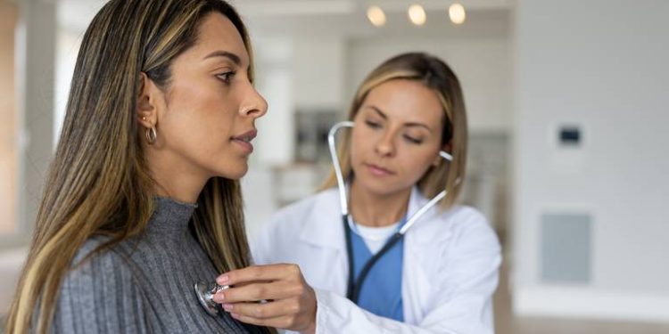 Cardiólogos advierten que clima extremo, tabaco y no dormir dañan el corazón