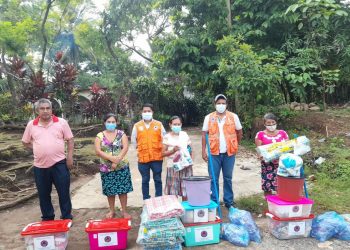 Entregan ayuda humanitaria a familias afectadas por las lluvias