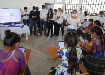 Impulsan tecnología en el aula con paneles solares en 300 escuelas rurales del país