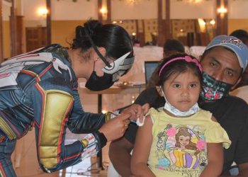 La vacunación de menores es importante para protegerlos de síntomas fuertes el COVID-19.