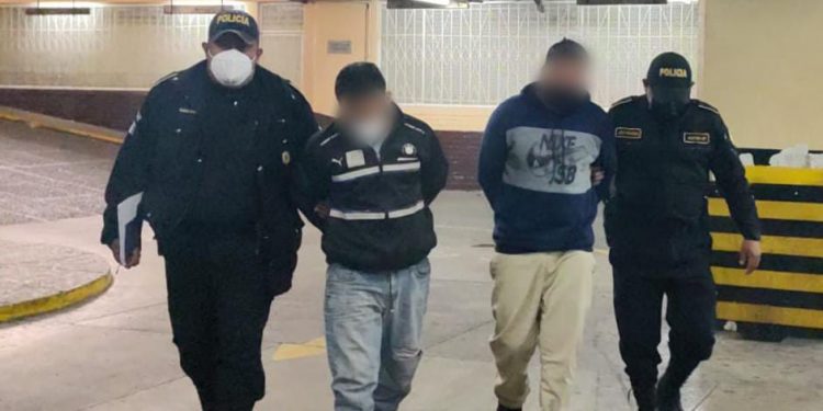 Pretendían cobrar una extorsión y son capturados por policías