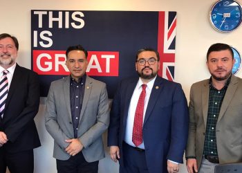 Los ministros y secretarios de Guatemala junto al embajador regional de la COP26 para Asia y el Pacífico.