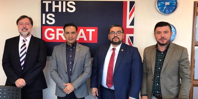 Los ministros y secretarios de Guatemala junto al embajador regional de la COP26 para Asia y el Pacífico.