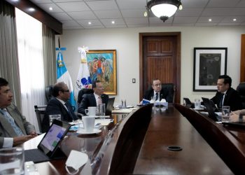Mandatario revisa avances del desempeño del Ministerio de Finanzas