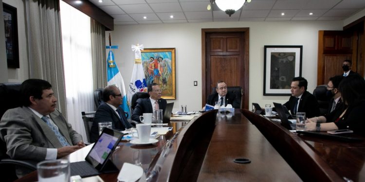 Mandatario revisa avances del desempeño del Ministerio de Finanzas