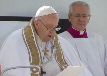 Francisco visita la tumba de Celestino V en L'Aquila