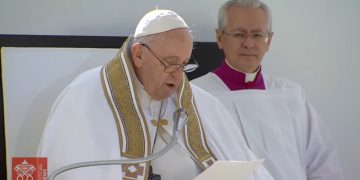 Francisco visita la tumba de Celestino V en L'Aquila