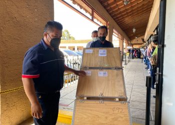 Personal del IGM trasladan las cartillas de pasaportes que serán enviados a EEUU.