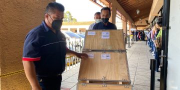 Personal del IGM trasladan las cartillas de pasaportes que serán enviados a EEUU.