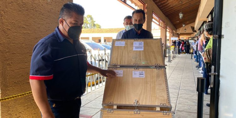 Personal del IGM trasladan las cartillas de pasaportes que serán enviados a EEUU.