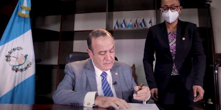 Presidente sanciona la Ley de Incentivos para la Movilidad Eléctrica