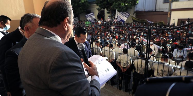 Presidente recibe peticiones de pobladores y alcaldes de Nahualá y Santa Catarina Ixtahuacán