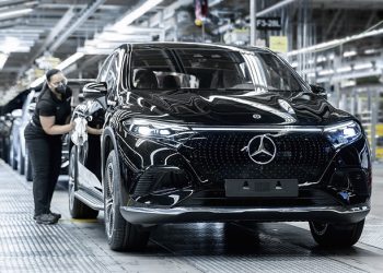 Mercedes-Benz empieza a producir vehículos eléctricos en Estados Unidos