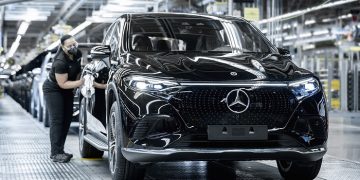 Mercedes-Benz empieza a producir vehículos eléctricos en Estados Unidos